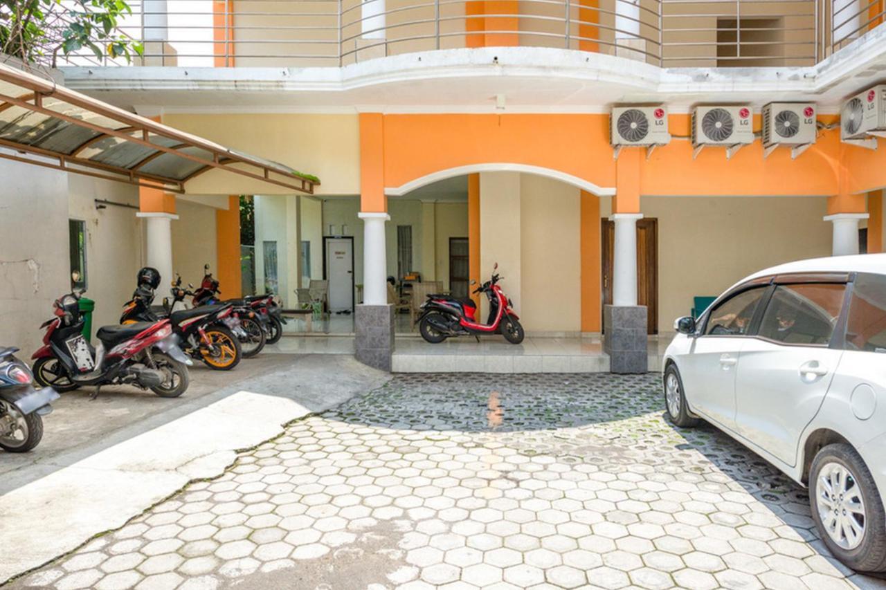 Reddoorz Syariah @ Jalan Simpang Gajayana Malang Exterior foto
